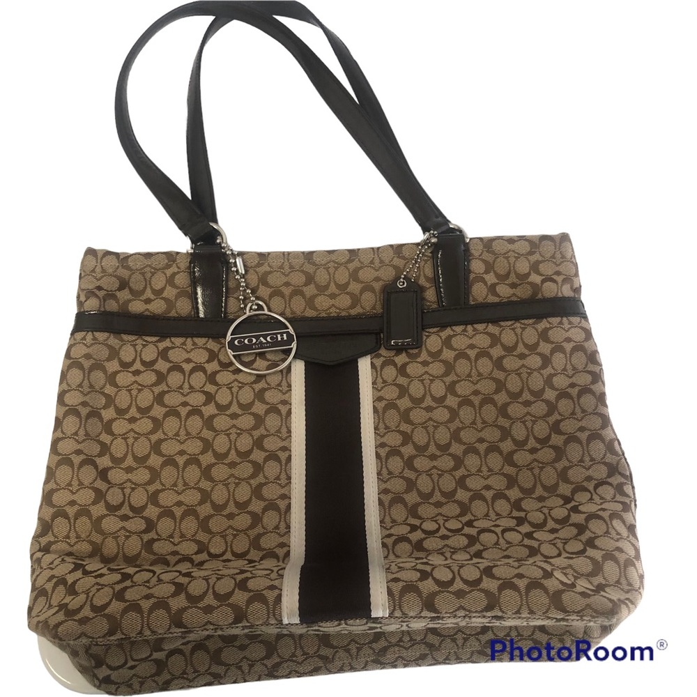 Coach shoulder handbag.